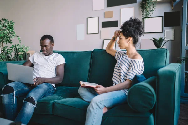 Ethnique Jeune Femme Bouclée Avec Livre Assis Sur Canapé Doux — Photo