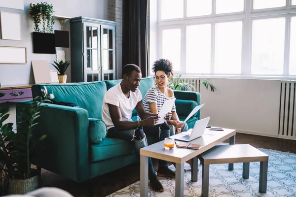 Afro Amerikaans Echtpaar Onderzoekt Bespreekt Papieren Terwijl Bank Zitten Freelance — Stockfoto