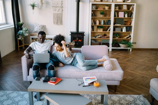 Sobre Hombre Inteligente Afroamericano Con Tarjeta Crédito Computadora Portátil Comprobar — Foto de Stock