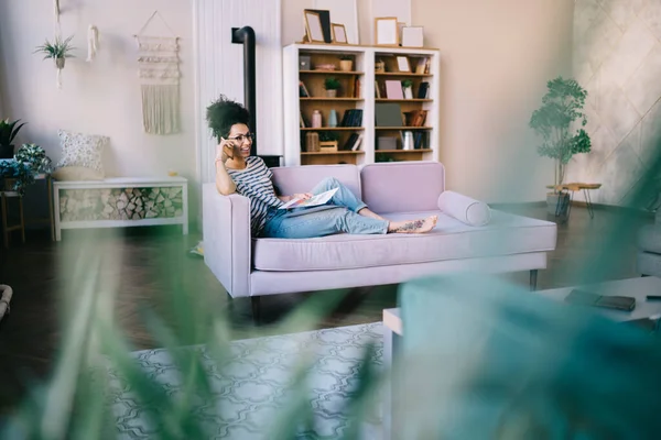 Feliz Mujer Afroamericana Sonriente Gafas Hablando Teléfono Inteligente Mientras Revisa —  Fotos de Stock