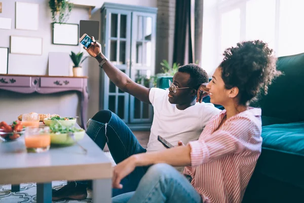 Vista Lateral Gente Adulta Multiétnica Sonriente Ropa Casual Enfocada Pantalla — Foto de Stock