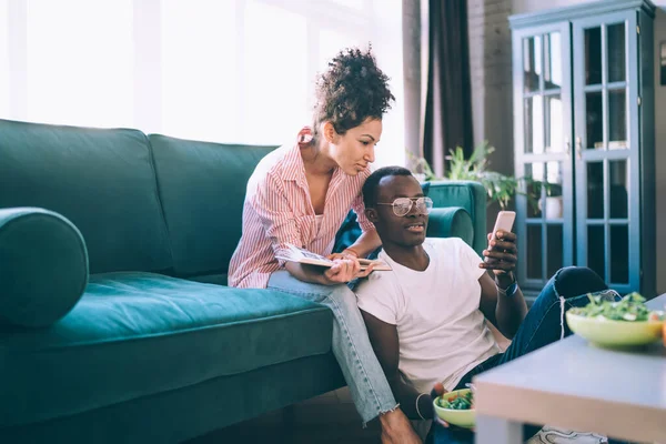 Preto Focado Calma Amantes Bonitos Pensativos Assistindo Smartphone Juntos Enquanto — Fotografia de Stock