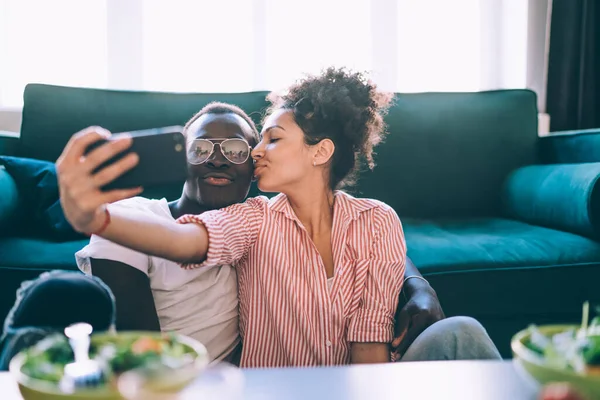 Heureux Multiracial Adultes Vêtements Décontractés Prendre Selfie Avec Smartphone Tout — Photo