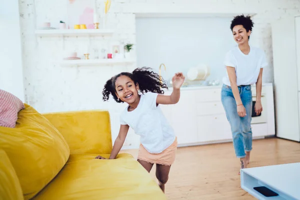 Menina Afro Americana Feliz Com Cabelo Encaracolado Correndo Torno Sala — Fotografia de Stock