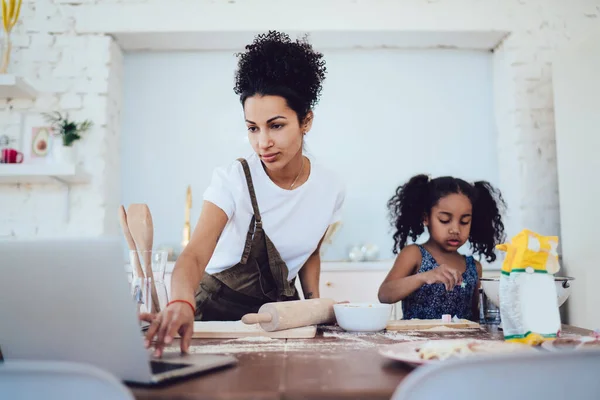 Mãe Afro Americana Usando Laptop Com Filha Encaracolada Adorável Fazendo — Fotografia de Stock