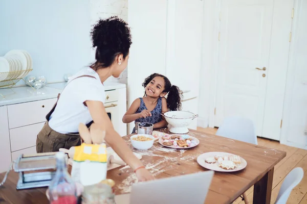 Radostná Afroameričanka Usmívá Dívá Matku Zatímco Rodiče Stojí Před Notebookem — Stock fotografie