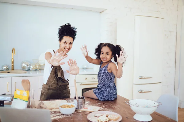 Sorrindo Étnica Bonita Mãe Pequena Filha Bonito Mostrando Mãos Manchadas — Fotografia de Stock