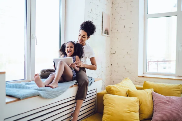 Doce Filha Afro Americana Apoiada Mãe Camisa Branca Sentada Peitoril — Fotografia de Stock