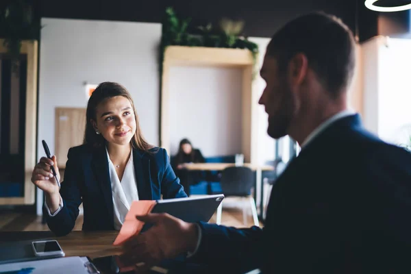 Ung Glad Kvinnlig Arbetare Formell Klädsel Med Bärbar Dator Lyssnar — Stockfoto