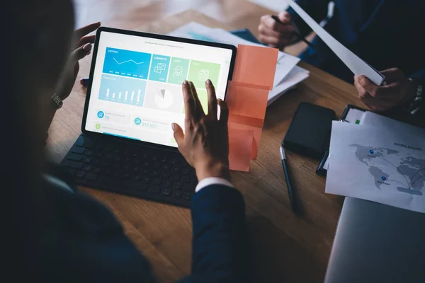 Von Oben Von Erntehelfern Formeller Kleidung Mit Tablet Und Geschäftsdokumenten — Stockfoto