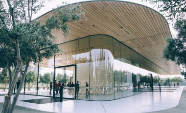 Cupertino, Kaliforniya / ABD - 17 Kasım 2018, Apple Park Ziyaretçi Merkezi. Silikon Vadisi 'nin mimari uzantısı, şeffaf cephe yüzen karbon fiber bir çatının altında duruyor.