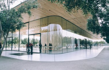 Cupertino, Kaliforniya / ABD - 17 Kasım 2018, Apple Park Ziyaretçi Merkezi. Silikon Vadisi 'nin mimari uzantısı, şeffaf cephe yüzen karbon fiber bir çatının altında duruyor.