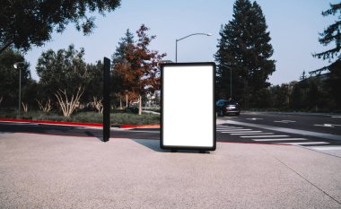 Reklam mesajı veya tanıtım içeriği için boş bir kopya alanı ekranı olan sokak panosu, bilgi için boş ışık kutusu maketi, halka açık şehir caddesinde modern açık pano poster görüntüsü