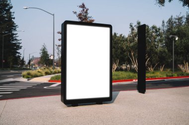 Reklam mesajı veya tanıtım içeriği için boş bir kopya alanı ekranı olan sokak panosu, bilgi için boş ışık kutusu maketi, halka açık şehir caddesinde modern açık pano poster görüntüsü