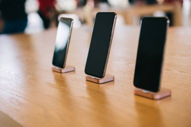 Cupertino, Kaliforniya / ABD - 17 Kasım 2018, Apple Park Ziyaretçi Merkezi. Büyük ekranlı modern akıllı telefon, İphone 'un farklı modelleri, yumuşak odak