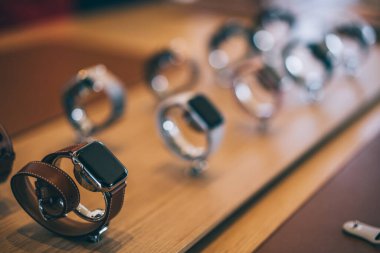 Cupertino, Kaliforniya / ABD - 17 Kasım 2018, Apple Park Ziyaretçi Merkezi. Gösterimde farklı modeller, yumuşak odak