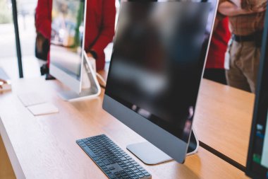 Cupertino, Kaliforniya / ABD - 17 Kasım 2018, Apple Park Ziyaretçi Merkezi. Modern klavyeli Imac Pc bilgisayarının farklı modelleri 