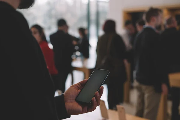 Jovem Cliente Sexo Masculino Segurando Mão Telefone Celular Enquanto Examina — Fotografia de Stock