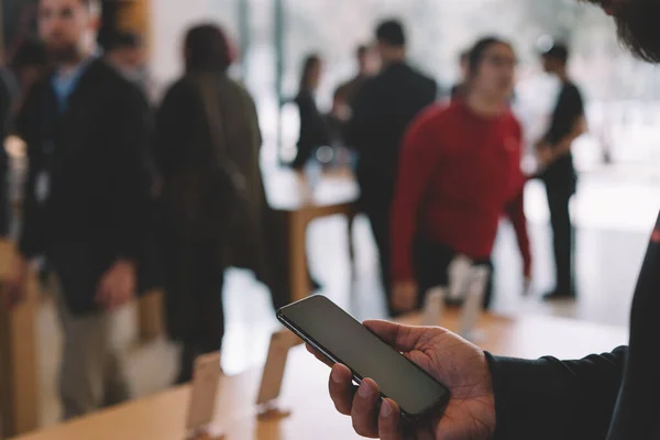 Jovem Cliente Sexo Masculino Segurando Mão Telefone Celular Enquanto Examina — Fotografia de Stock