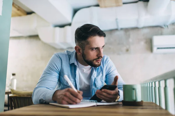 Jornalista Masculino Hipster Grave Desgaste Casual Olhando Para Longe Usando — Fotografia de Stock