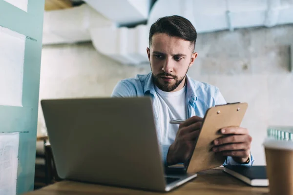 Fokuserad Hane Casual Kläder Gör Anteckningar Urklipp Medan Sitter Vid — Stockfoto