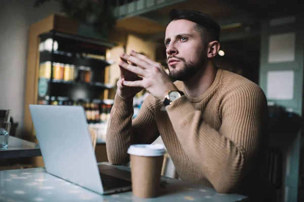 Uomo Pensieroso Abiti Casual Pensando Con Dita Ripide Mentre Lavora — Foto Stock