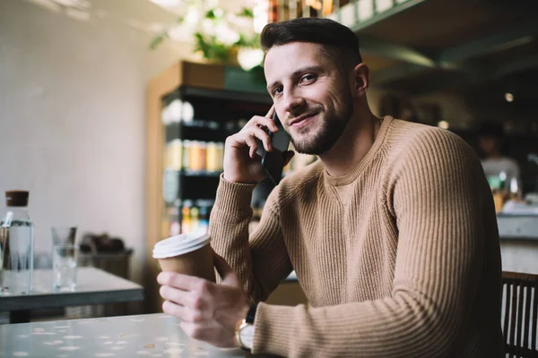 Bonito Cara Camisola Casual Fazendo Telefonema Enquanto Sentado Mesa Café — Fotografia de Stock