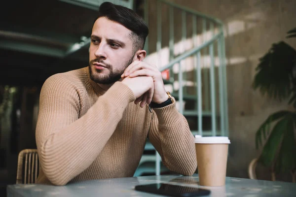 Uomo Serio Barbuto Abbigliamento Casual Seduto Sedia Vimini Con Caffè — Foto Stock