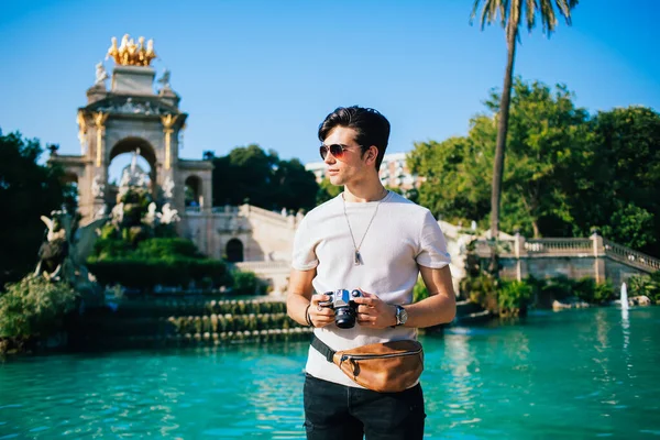 Stilvoller Ethnischer Reisender Mit Gürteltasche Der Während Des Sommerurlaubs Barcelona — Stockfoto