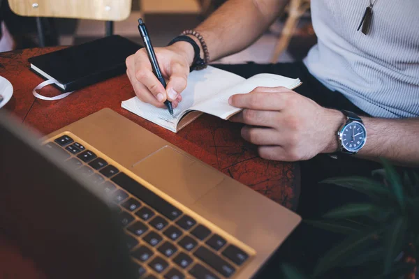 Freelancer Masculino Recortar Usando Laptop Escrever Ideias Bloco Notas Para — Fotografia de Stock