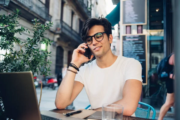 Hombre Caucásico Próspero Freelancer Gafas Discutiendo Proyecto Línea Través Conversación — Foto de Stock