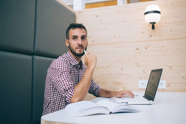 Umfangreiche Ethnische Remote Arbeiter Freizeitkleidung Mit Laptop Denken Über Die — Stockfoto