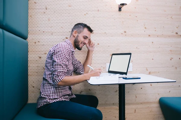 Felice Contenuto Giovane Uomo Barbuto Camicia Casual Che Lavora Con — Foto Stock