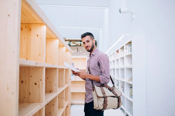 Contenido Sonriente Joven Barbudo Inteligente Camisa Cuadros Casuales Pie Ante — Foto de Stock