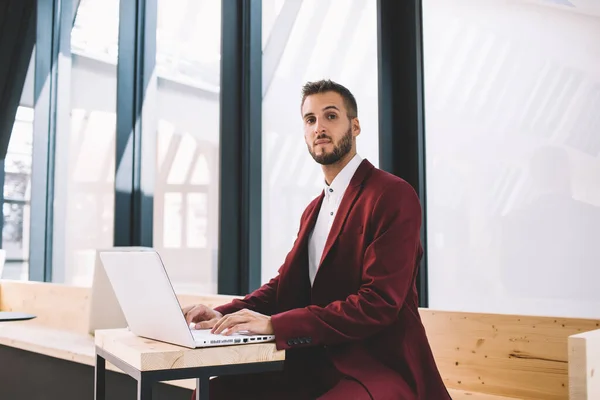 Junge Freiberuflerin Formellen Anzug Mit Laptop Start Sitzt Tisch Modernen — Stockfoto