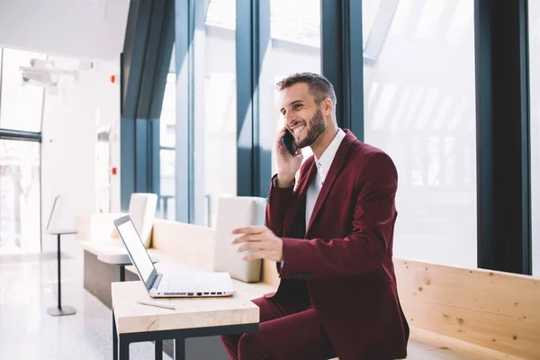 Nevető Stubbled Executive Férfi Burgundi Öltöny Van Beszélgetés Mobiltelefon Miközben — Stock Fotó