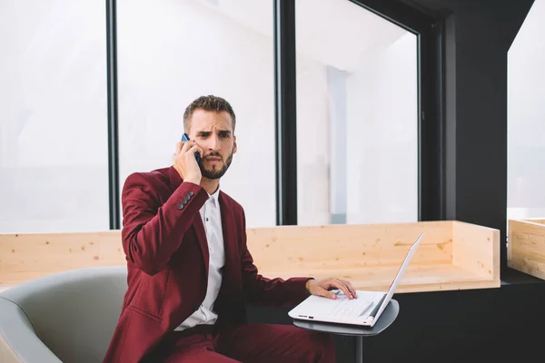 Frustrato Ragazzo Accigliato Abito Formale Utilizzando Laptop Discutendo Con Collega — Foto Stock