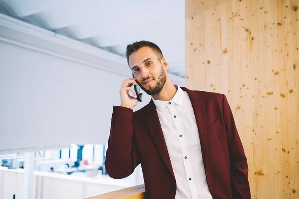 Positiv Ung Entreprenør Trendy Rød Dress Smiler Ser Kamera Mens – stockfoto