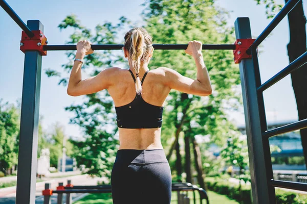 Rückenansicht Junger Muskulöser Blonder Athletin Beim Training Auf Dem Sportplatz — Stockfoto