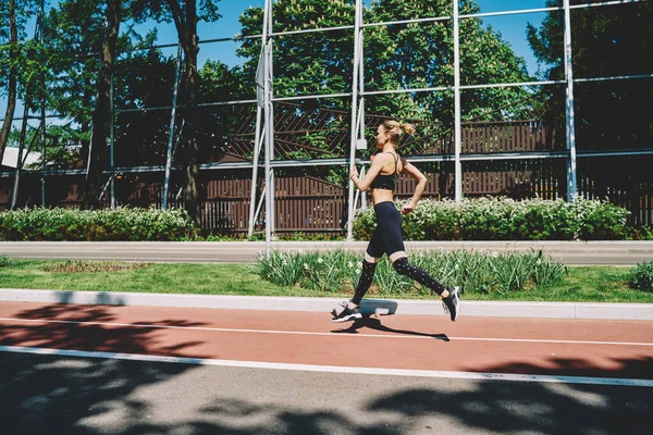 Achteraanzicht Van Atletische Vrouwen Sportkleding Met Een Gezonde Levensstijl Hardlopen — Stockfoto