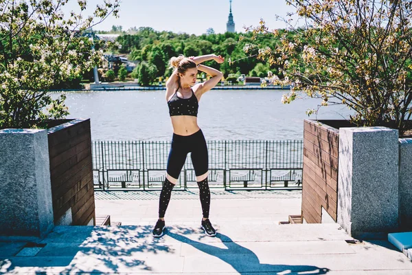 Ajuste Gimnasta Femenina Negro Moda Ropa Activa Pie Mientras Hace — Foto de Stock