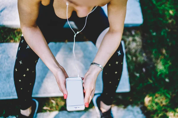 Cima Cultura Mulher Desportiva Sportswear Com Fones Ouvido Usando Telefone — Fotografia de Stock