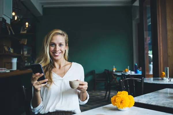 Fröhlich Entspannte Frau Mit Einer Tasse Frischem Getränk Die Lächelnd — Stockfoto
