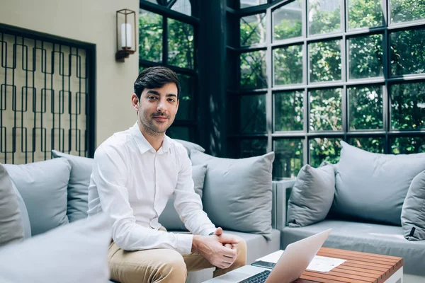 Conteúdo Empreendedor Masculino Étnico Vestuário Formal Sentado Mesa Sofá Acolhedor — Fotografia de Stock