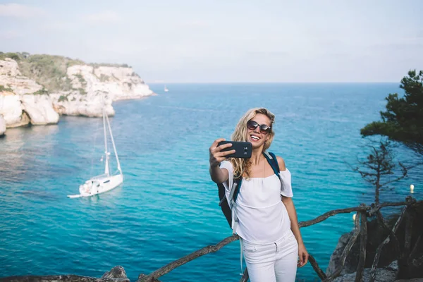 Feliz Influência Caucasiana Blogueiro Clicando Imagens Selfie Câmera Frontal Celular — Fotografia de Stock