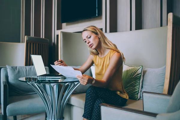 Intelligente Kaukasische Blonde Frau Konzentriert Sich Auf Die Analyse Von — Stockfoto