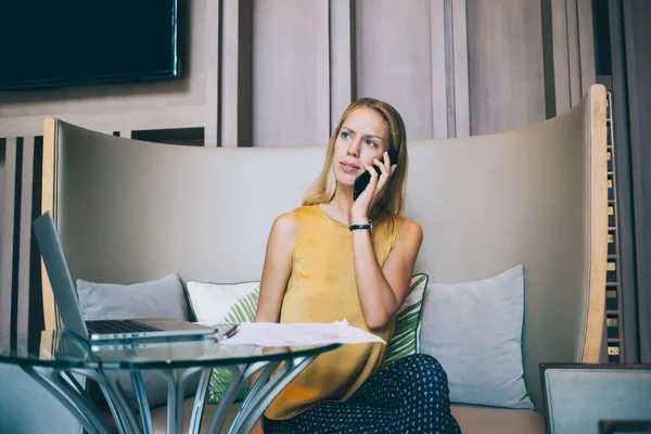 Frowing Kvinnelig Entreprenør Elegant Bruk Snakker Mobiltelefon Uttrykker Tvil Prosjektet – stockfoto