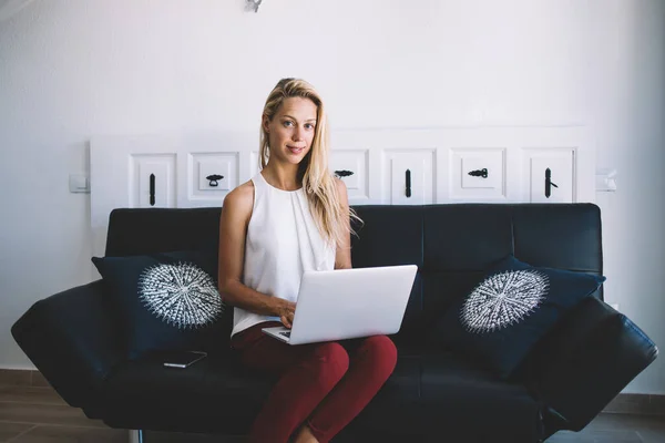 Leuke Jonge Blonde Harige Vrouwelijke Student Casual Kleding Die Naar — Stockfoto