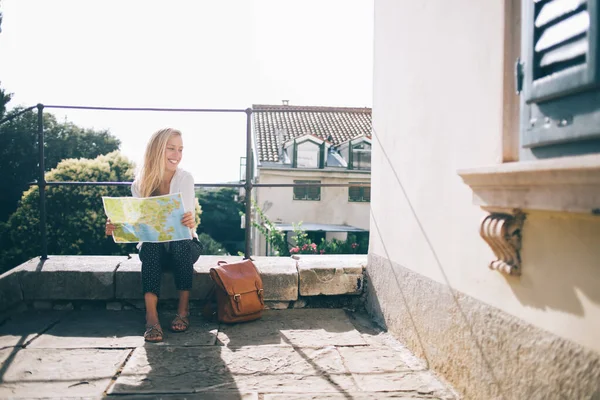 Corpo Inteiro Fêmea Feliz Com Mochila Mapa Papel Mãos Sentadas — Fotografia de Stock