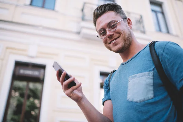 Retrato Alegre Blogger Caucásico Masculino Gafas Moda Sosteniendo Notificación Comprobación — Foto de Stock